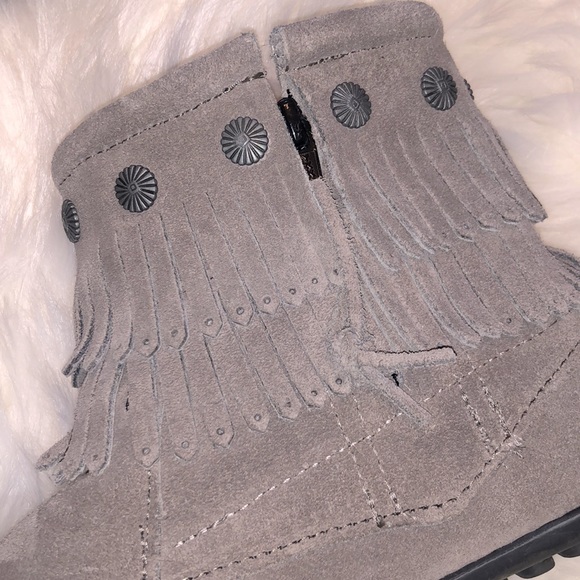 MINNETONKA ~ DOUBLE FRINGE SIDE ZIP MOCCASINS - Picture 8 of 9